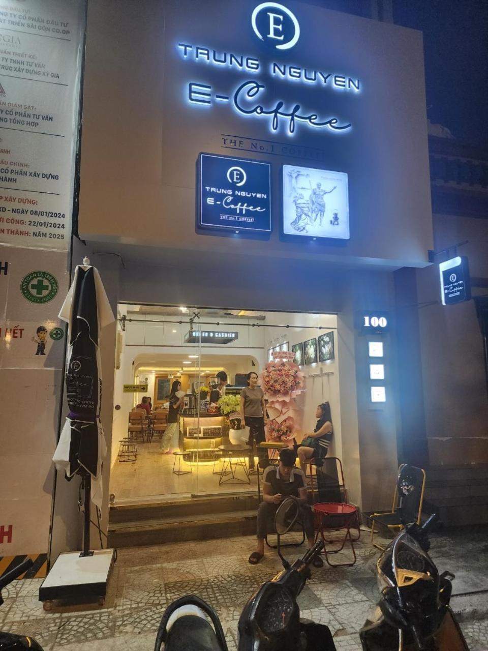 Hospedagem domiciliar Nha Nghi Ket Hop Coffe E Trung Nguyen Cidade de Ho Chi Minh